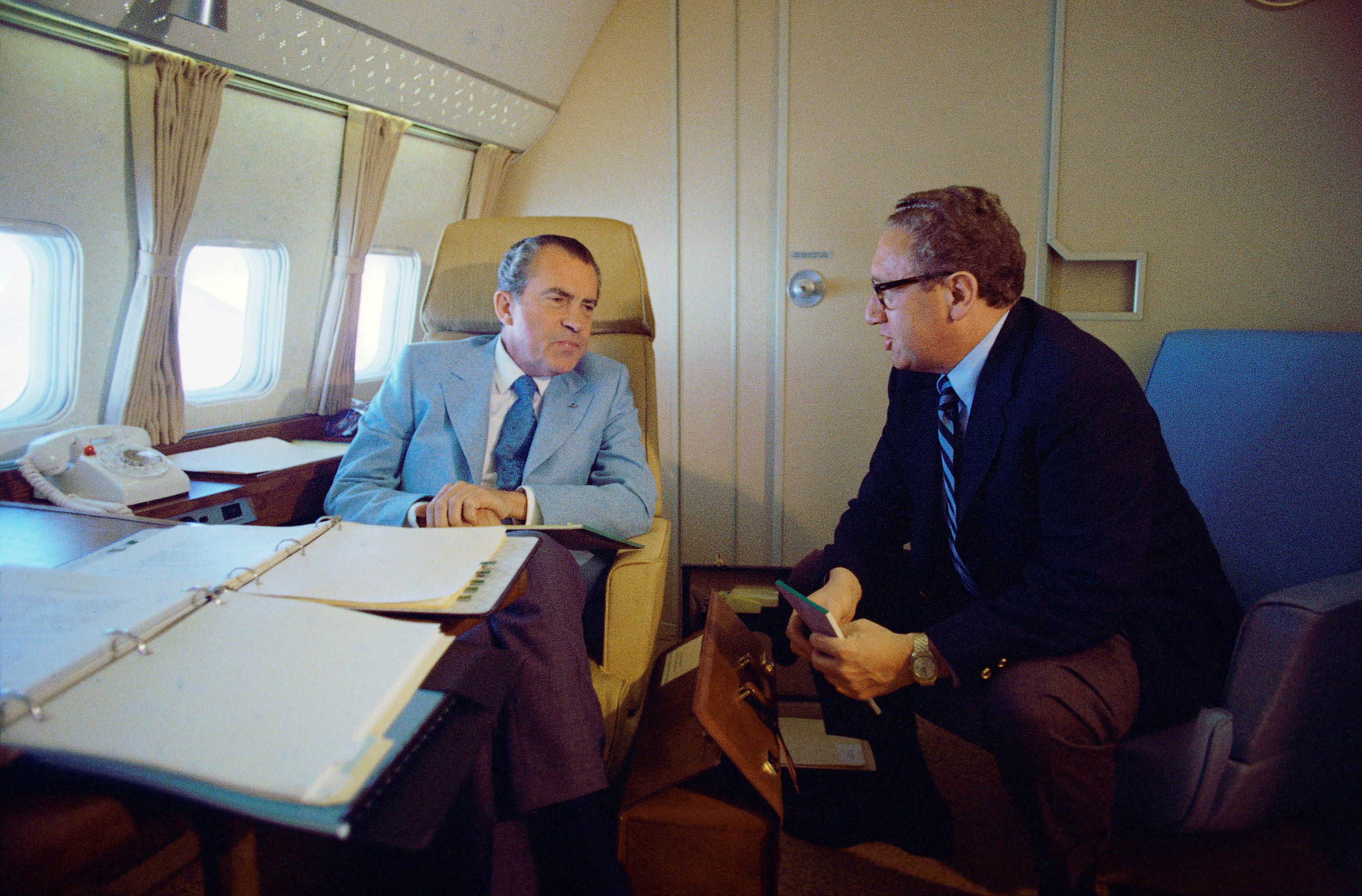 Richard Nixon y Henry Kissinger hablan en el Air Force One durante un viaje a China el 20 de febrero de 1972 (Biblioteca Presidencial de Richard Nixon/Reuters)