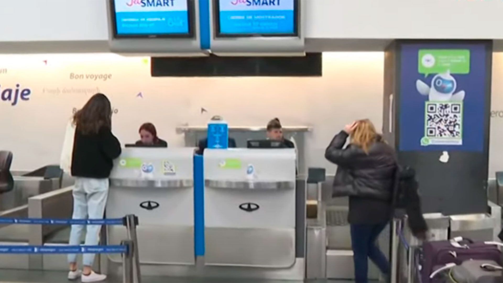 Pasajeros de JetSmart se acercan a los mostradores del check-in para obtener información sobre sus vuelos.
