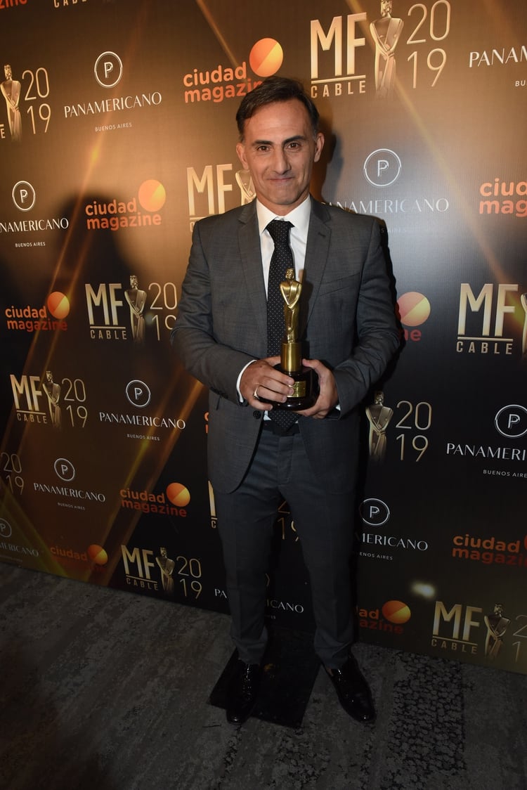 Resultado de imagen para AdriÃ¡n Suar, ganador del MartÃ­n Fierro de Cable de Oro por âEl Hostâ