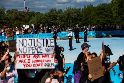 "Sin justicia no hay paz", señala un cartel de protesta este domingo en Nueva York (REUTERS/Eduardo Munoz)