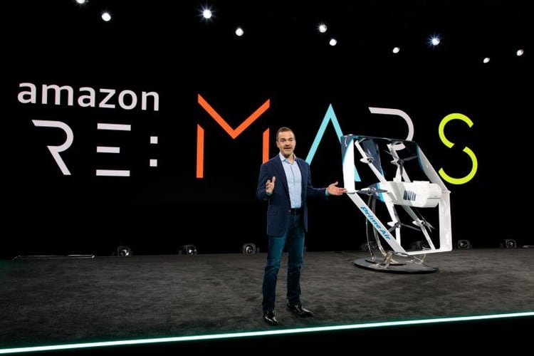 El jefe de consumo mundial de Amazon, Jeff Wilke, reveló su último drone para entregas en la conferencia re:MARS en Las Vegas el 5 de junio de 2019. (Amazon)
