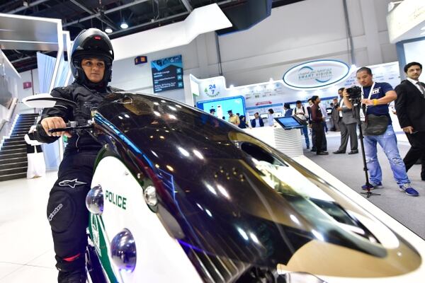 La moto inteligente en el salón Gitex de Dubai (AFP)