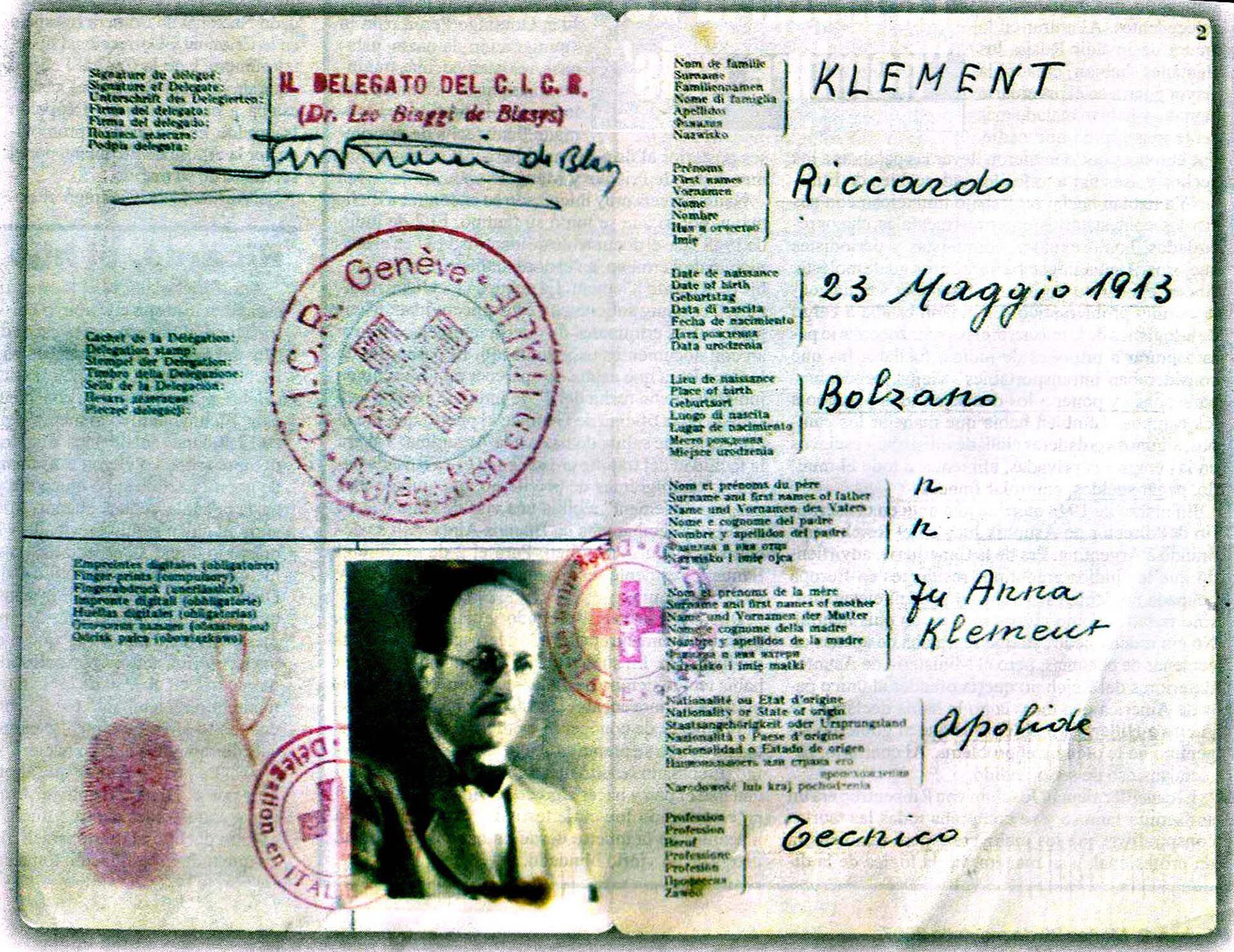 El pasaporte utilizado por Adolf Eichmann para escapar de Alemania hacia Argentina. Luego obtendría los documentos argentinos (AFP)