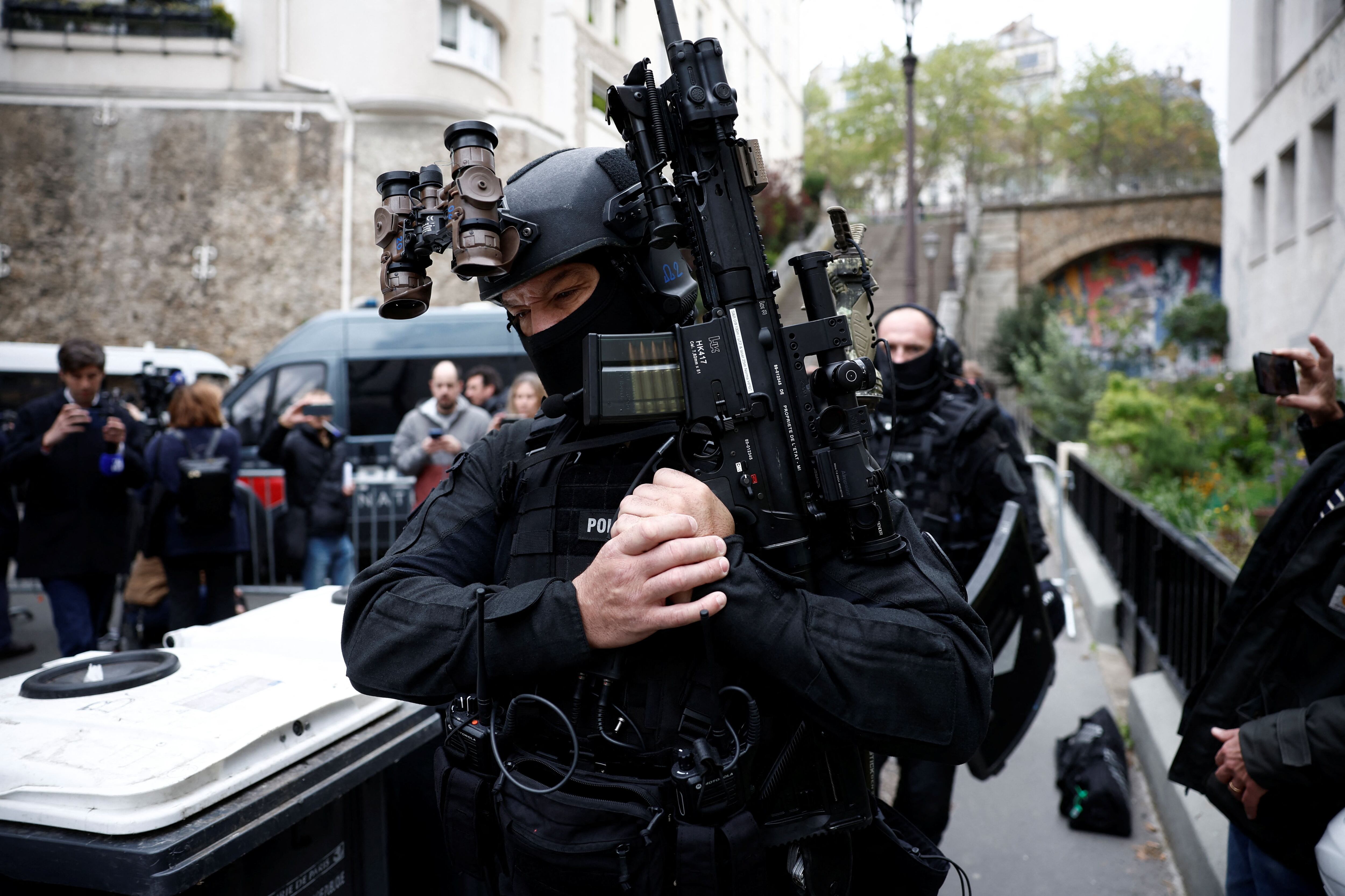 Un polícia en pleno operativo (REUTERS/Benoit Tessier)