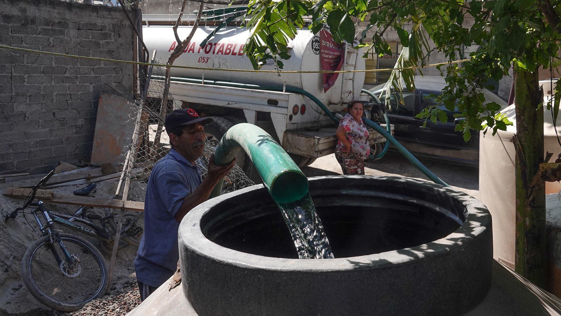 CIUDAD DE MÉXICO, 07FEBRERO2024.- Familias que habitan la colonia El Triángulo, alcaldía Iztapalapa, recibieron agua de las pipas porque no les cae el vital líquido del drenaje desde hace varios años. Desde que bajó el bombeo del Sistema Cutzamala, ahora solo recibirán agua una vez por semana. FOTO: GRACIELA LÓPEZ /CUARTOSCURO.COM