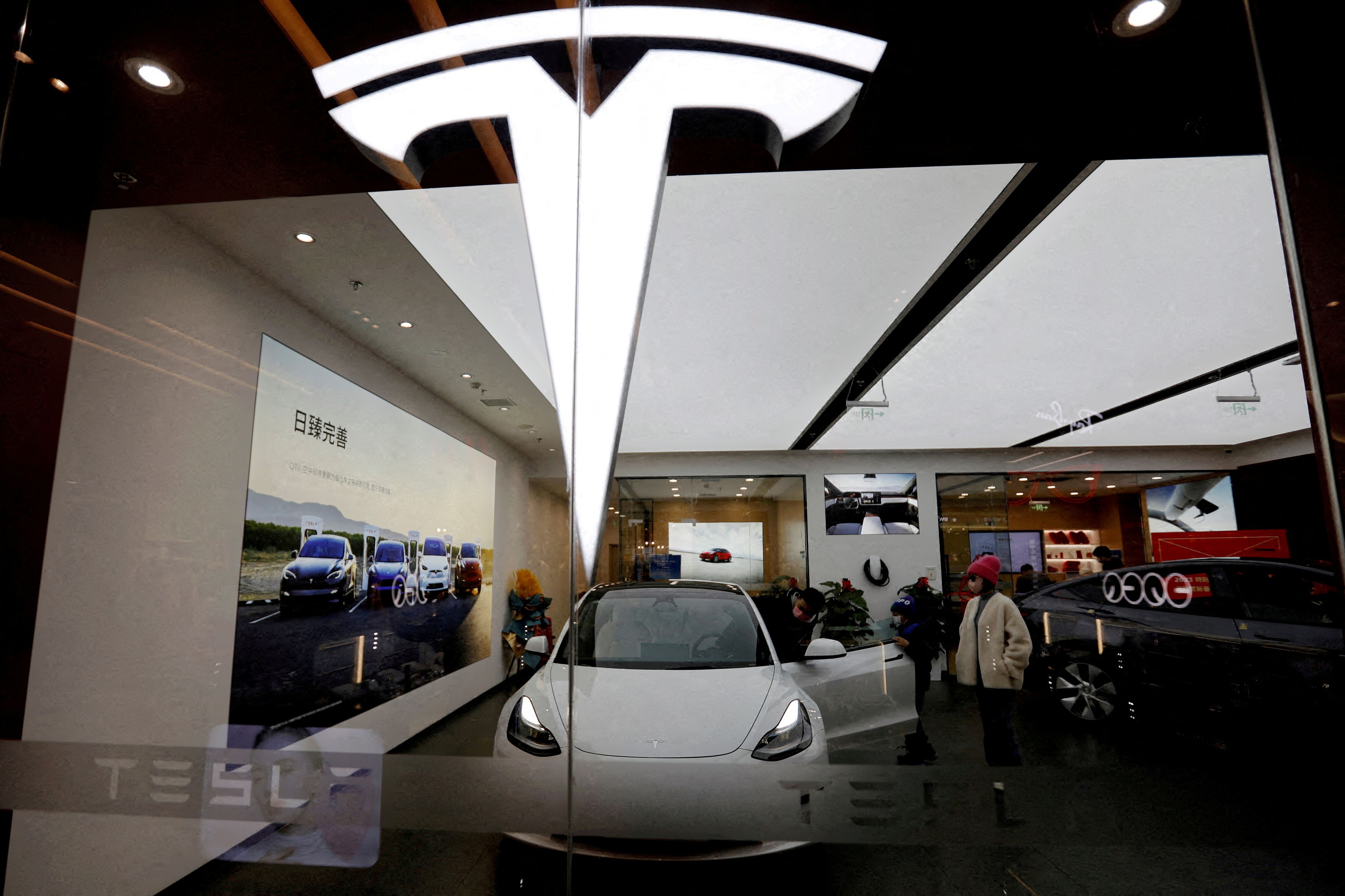 La NHTSA pone en duda las soluciones de Tesla, mencionando la posibilidad de reversar actualizaciones de seguridad. (REUTERS/Florence Lo)