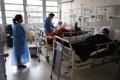 Pacientes se recuperan de la Covid-19 en el área de rehabilitación del hospital Cayetano Heredia, en Lima (Perú). EFE/ Paolo Aguilar/Archivo
