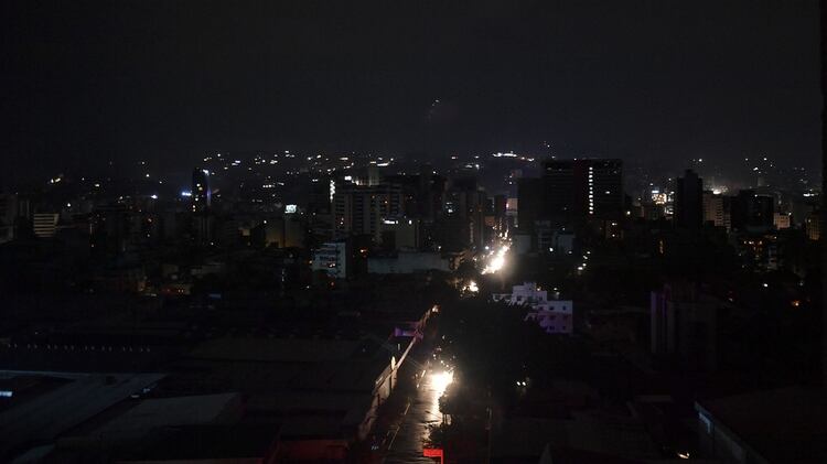 Caracas a oscuras. (Photo by YURI CORTEZ / AFP)