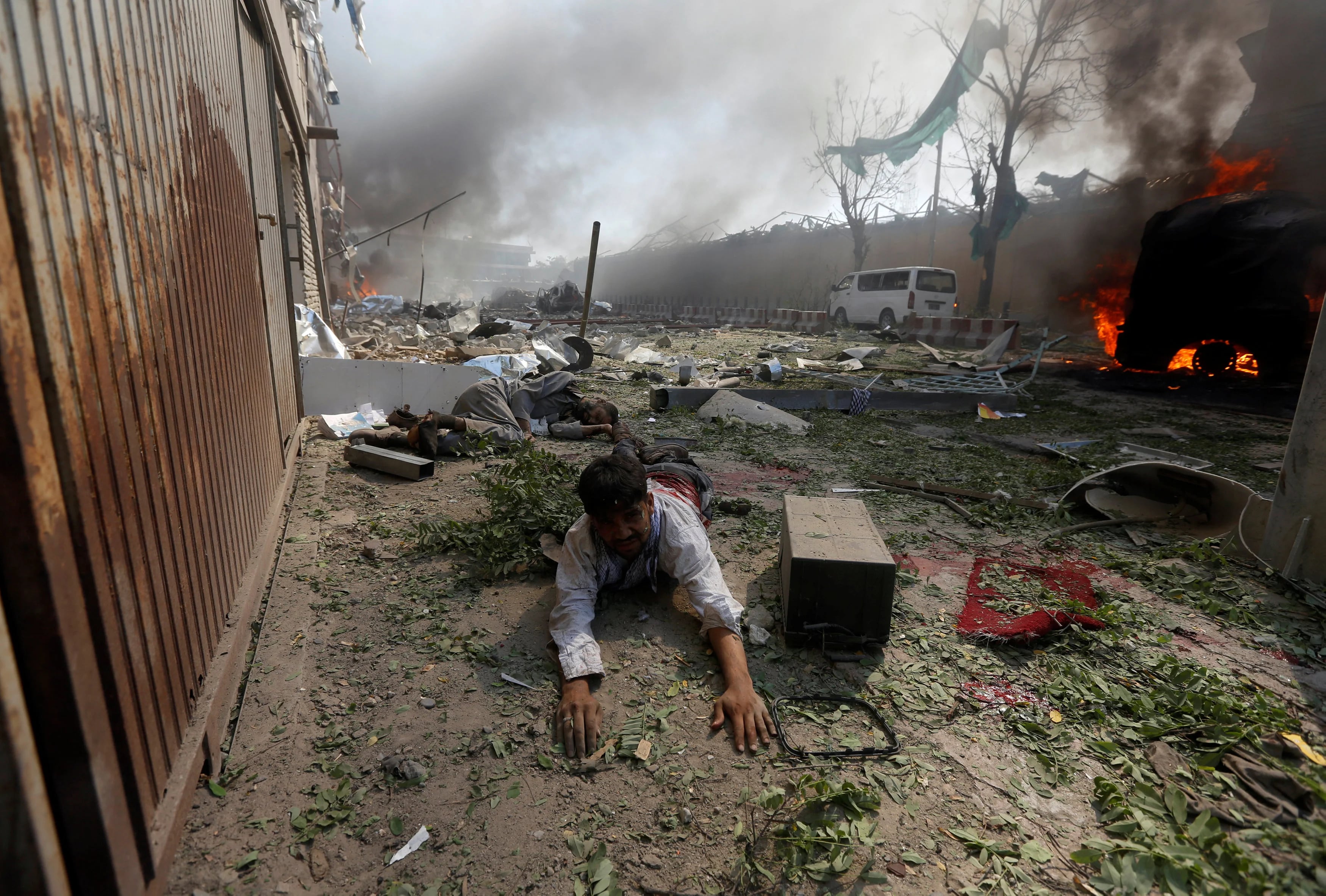 Un hombre herido cerca del lugar de la explosión (Reuters)
