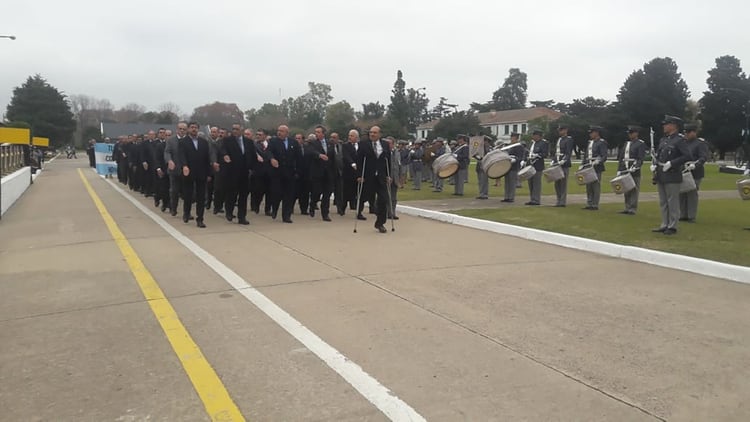 El desfile de los ex combatientes de Malvinas frente al palco de autoridades