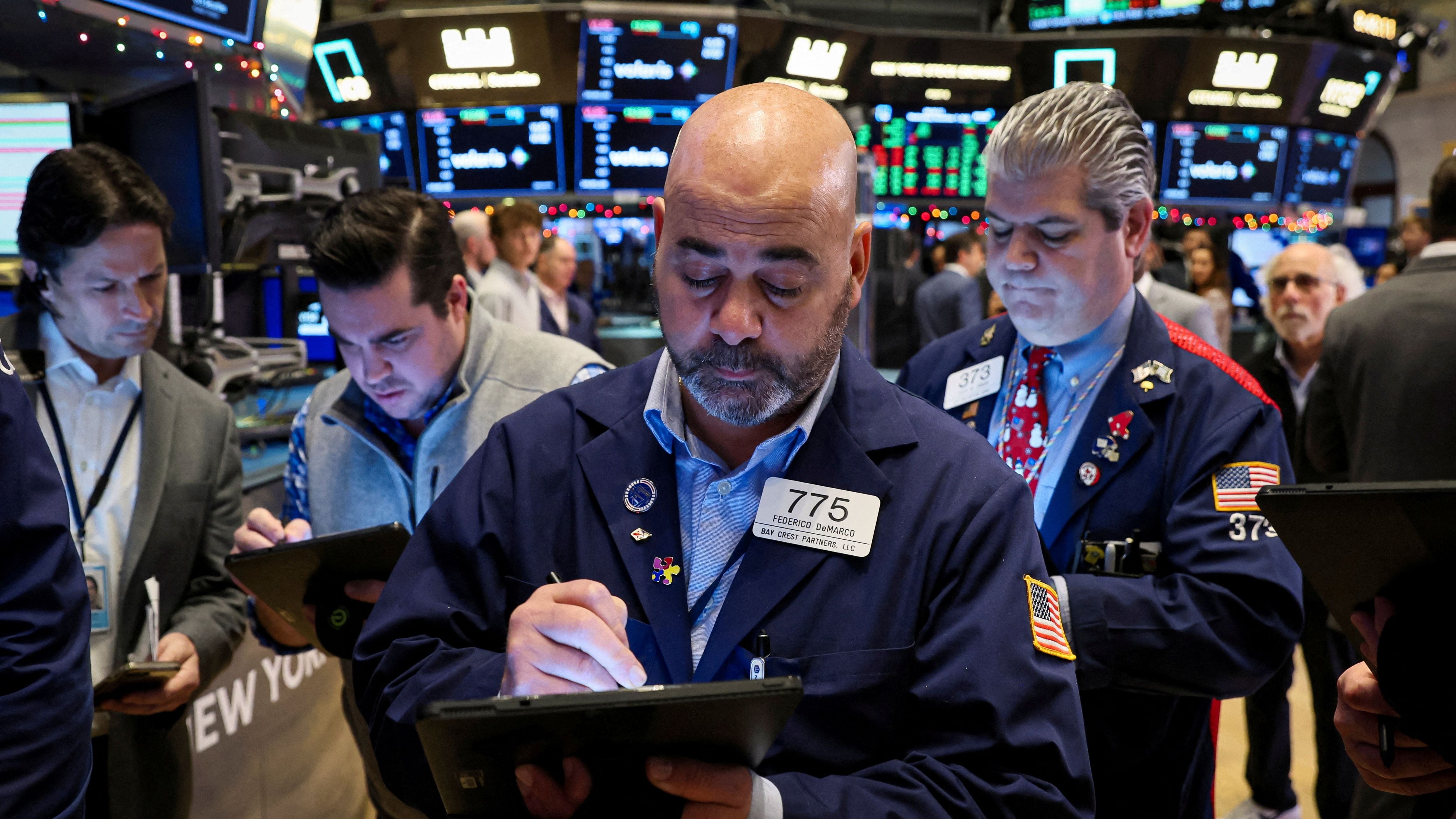 Empleados trabajan en la Bolsa de Valores de Nueva York (REUTERS/Brendan McDermid)