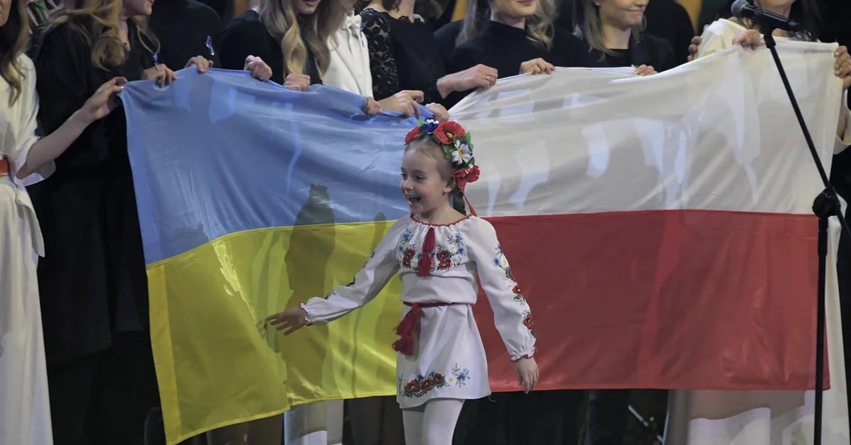 Wirusowa Ukrainka, która śpiewała „Libre soy” w jednym ze schronisk, odmieniła teraz zatłoczony stadion w Polsce.