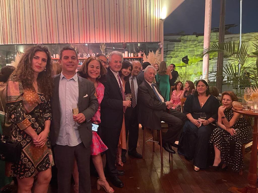 Una foto grupal junto al escritor Mario Vargas Llosa. (Twitter)