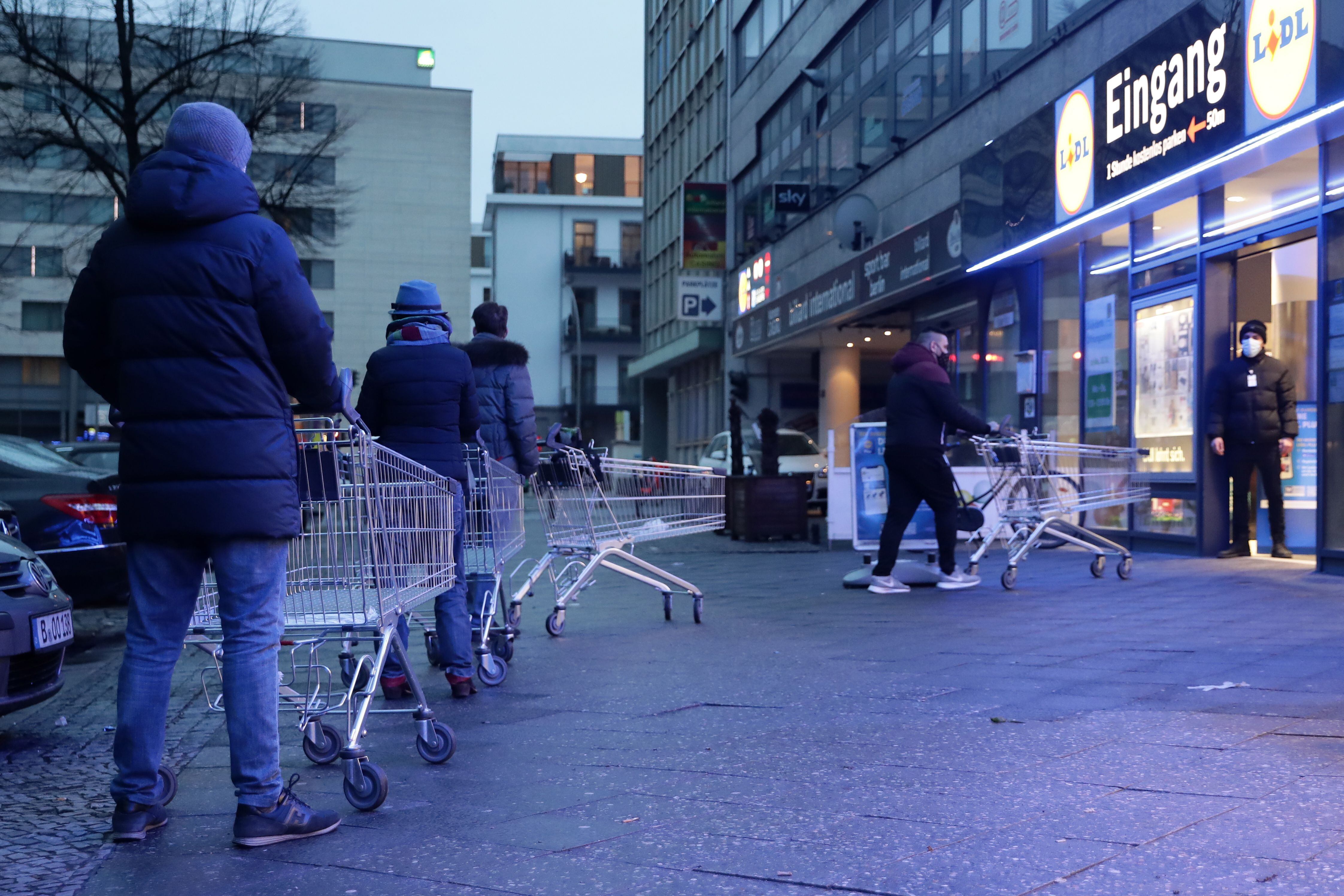 Un grupo de personas espera para entrar en un supermercado en Berlín, en una imagen de archivo. EFE/EPA/HAYOUNG JEON

