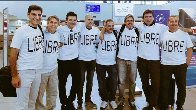 Este es el grupo de amigos que viajó a Nueva York. Tercero, de izquierda a derecha, con lentes de sol colgando en la remera, Ariel Erlij