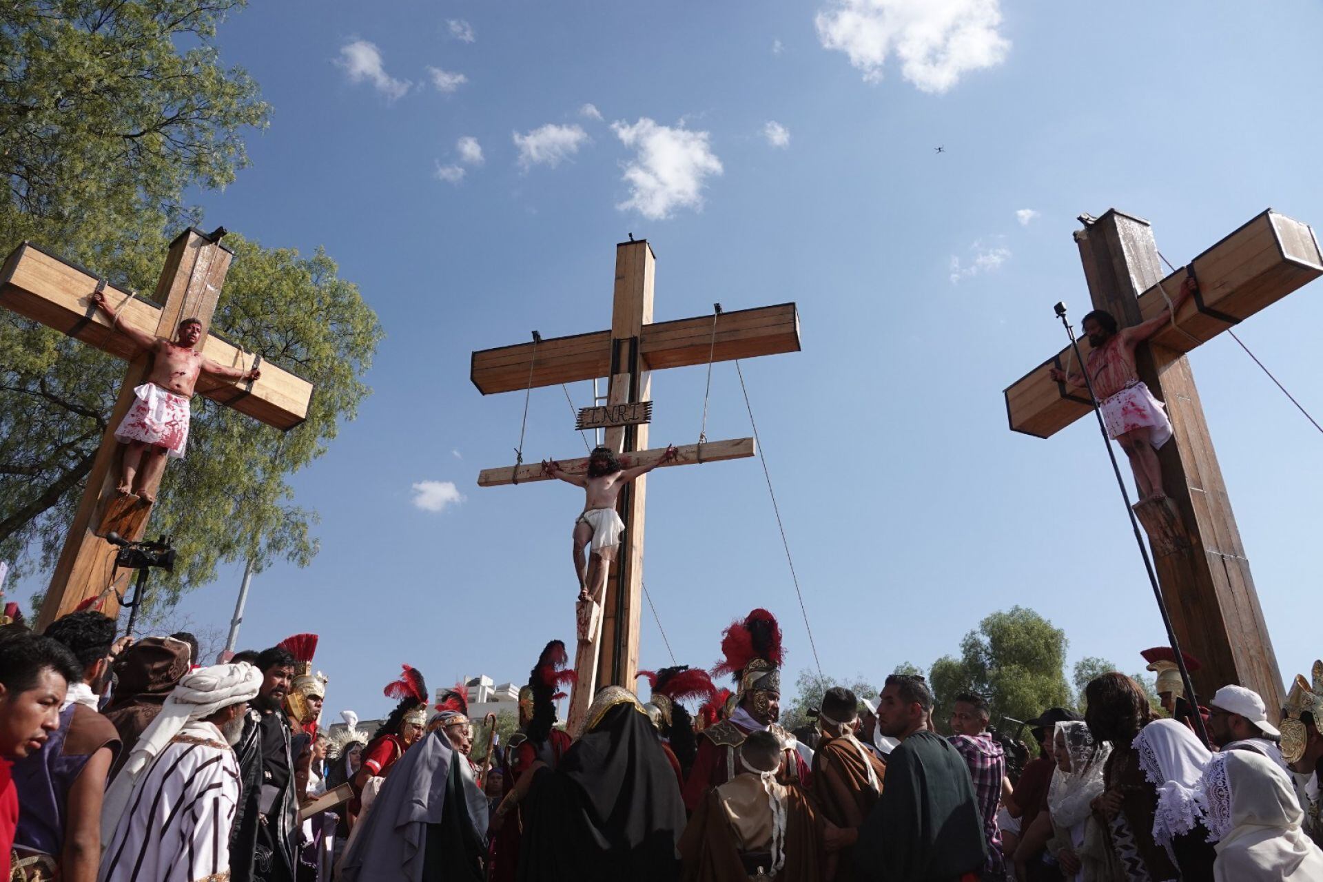 Cristo es crucificado. Viacrucis en Viernes Santo en Iztapalapa, cdmx, 2023