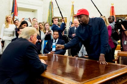 Fotografía tomada en octubre de 2018. Ell presidente de los Estados Unidos, Donald Trumpy ell rapero estadounidense Kanye West  en el Despacho Oval de la Casa Blanca, en Washington DC (EFE)