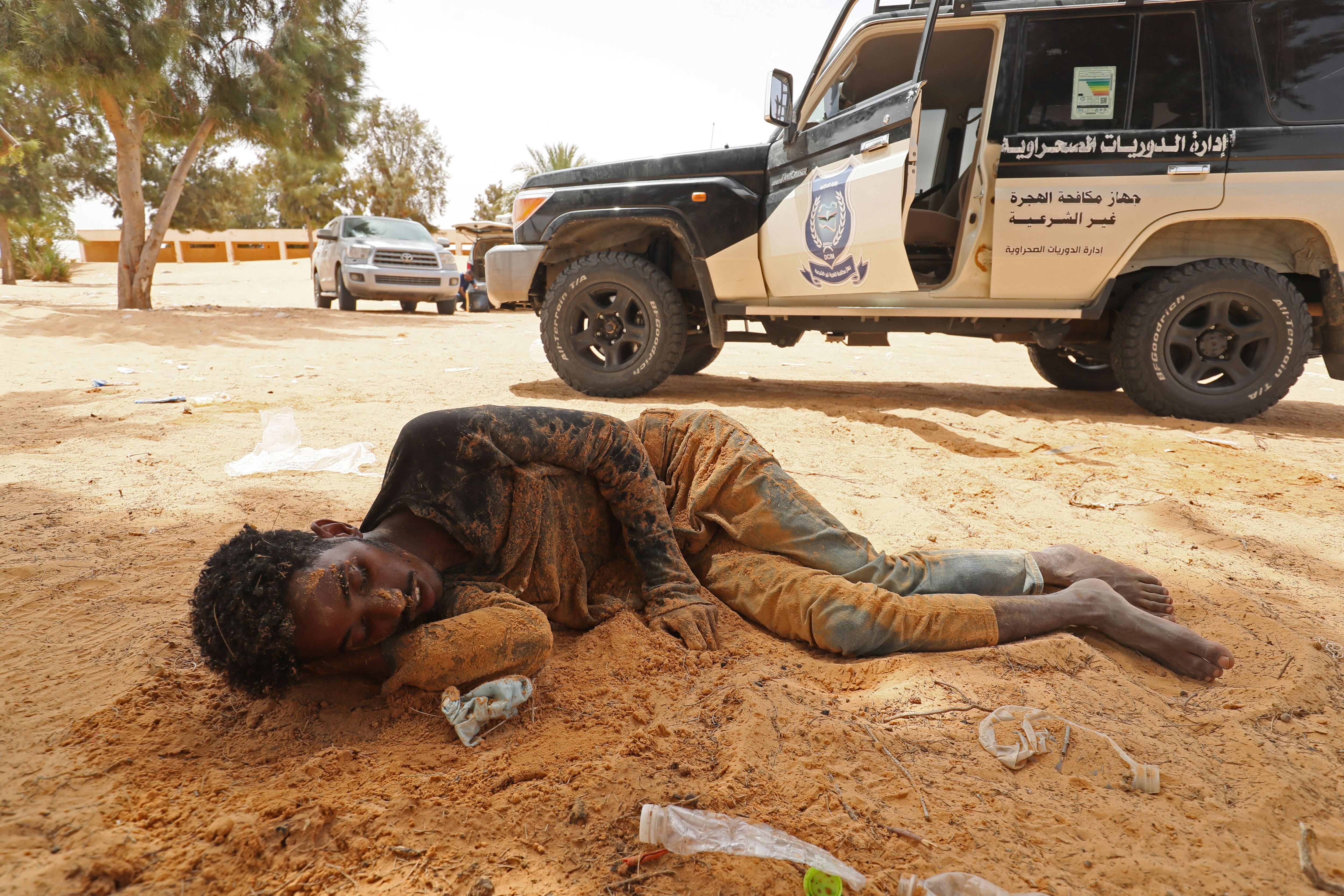 Un migrante colapsado tras llegar a la frontera (Mahmud Turkia / AFP)