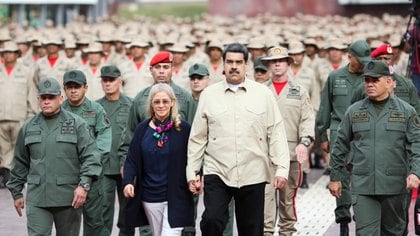 FOTO DE ARCHIVO- El presidente de Venezuela, Nicolás Maduro, camina con su esposa, Cilia Flores; el ministro de la Defensa, Vladimir Padrino López, y el jefe del Comando Estratégico Operacional de la Fuerza Armada, Remigio Ceballos, durante una ceremonia militar en Caracas, Venezuela Julio 27, 2019. Miraflores Palace/Handout vía REUTERS. ATENCIÓN EDITORES- ESTA FOTO FUE SUMINISTRADA POR TERCEROS.