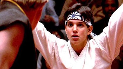 Daniel LaRusso (Ralph Macchio), en la escena final de Karate Kid