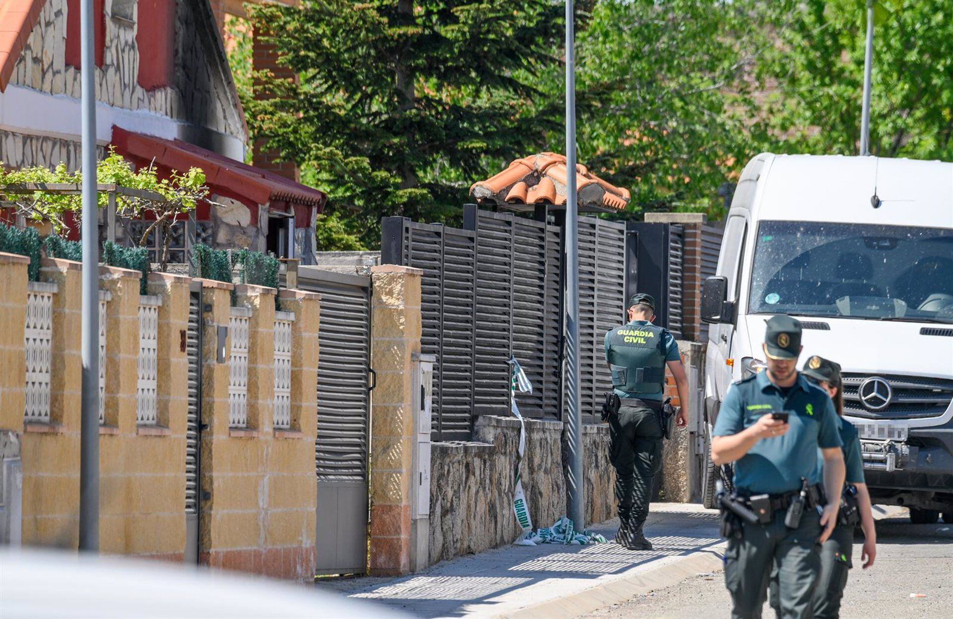 Agentes de la Guardia Civil en la vivienda donde se produjo el triple crimen. (Rafael Martín/Europa Press)