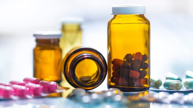 Hoy el consumidor de medicamentos también está empoderado: toma decisiones que debiera consensuar y dejar en mano de un médico profesional (Getty Images)