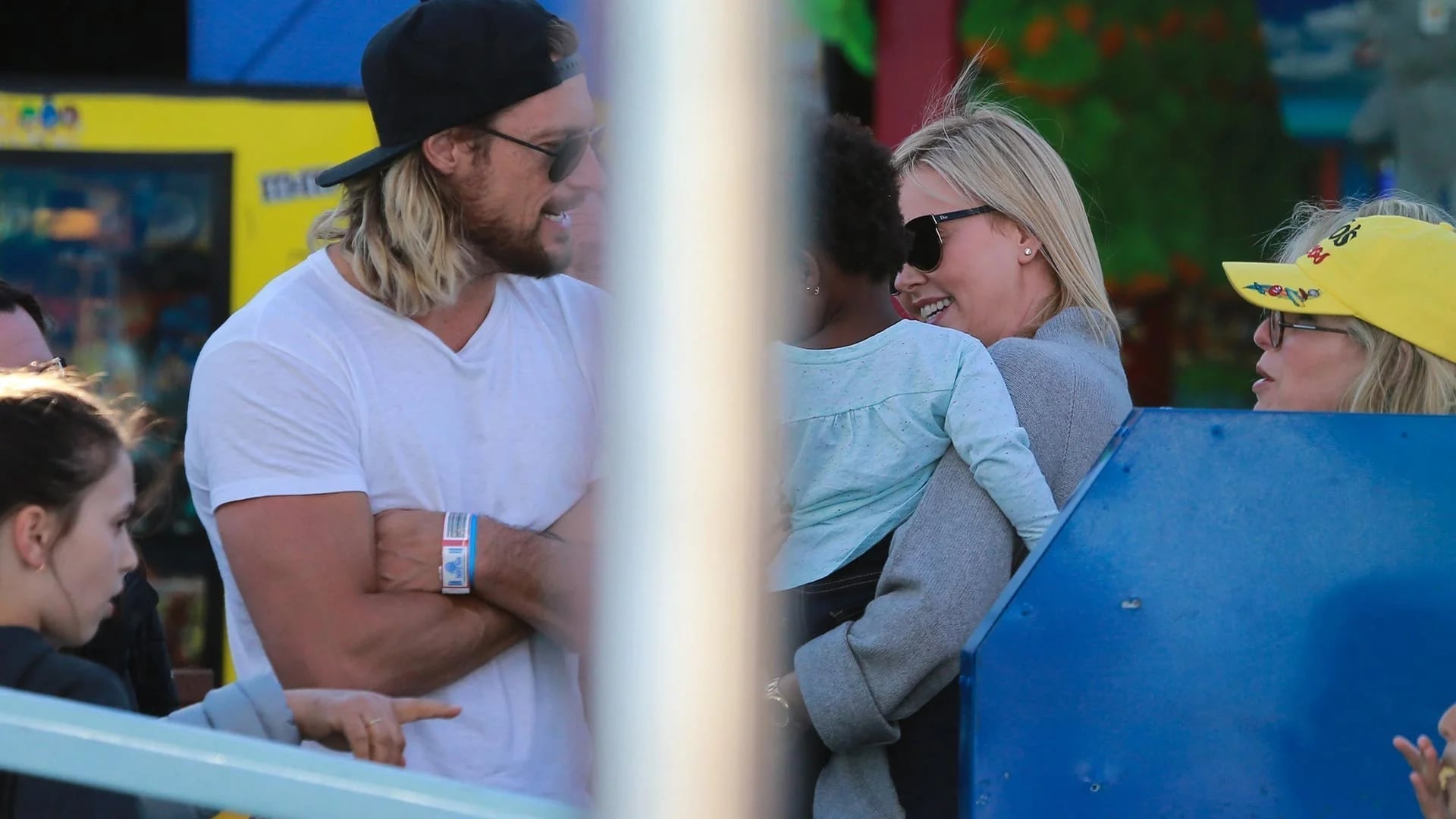 Gabriel Aubry junto a Charlize Theron en Los Ángeles (Grosby Group)