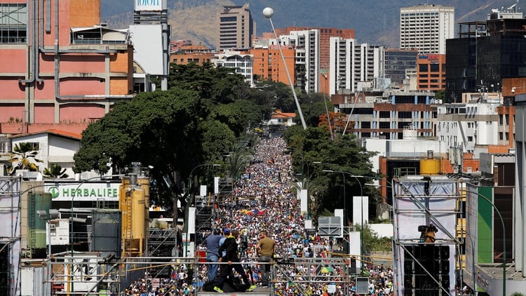 Masivs manifestaciones en Caracas en favor de Guaidó (REUTERS/Carlos Barria)