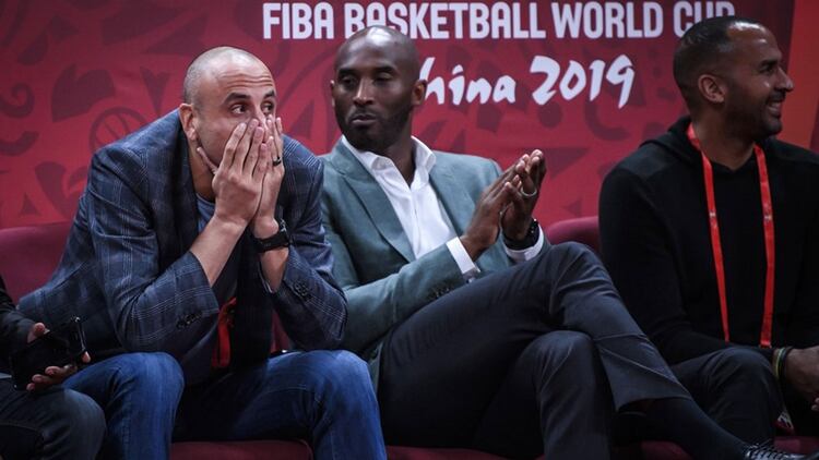 Manu GInóbili junto a Kobe Bryant en la semifinal del Mundial de China entre España y Australia (FIBA)