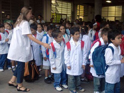 El 1 de noviembre de 1919 se aprobó oficialmente la recomendación de usar guardapolvo blanco en las escuelas primarias de la Argentina (NA/Daniel Vides)