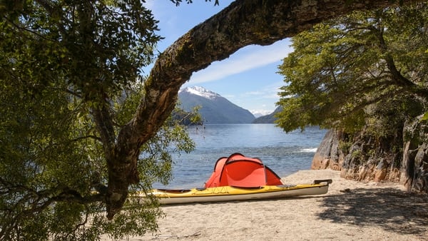 El lago, la playa, el césped, los bosques y las montañas de este mágico rincón de la cordillera hacen del camping una opción inigualable por su conexión con la naturaleza (Getty Images)