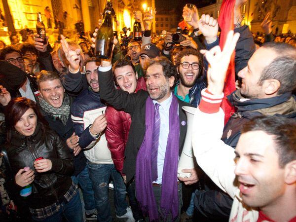 11 de noviembre de 2011. La gente festeja en la plaza la renuncia de Berlusconi 