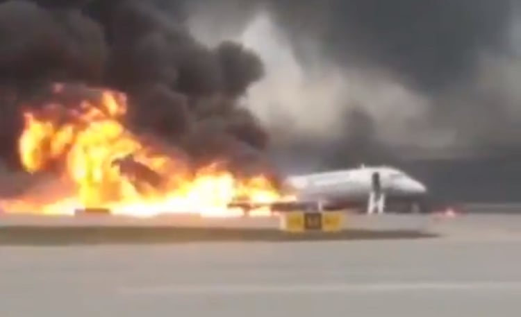 El tremendo incendio fue provocado por el combustible del avión