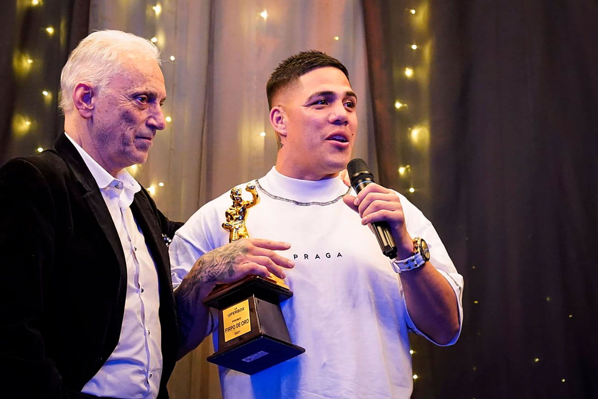 Braian Castaño tras recibir su distinción, acompañado por el periodista Walter Nelson (Foto: Nelson Quispe/uperbox)