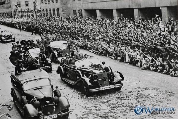 El Mercedes-Benz Grosser 770K model 150 Offener Tourenwagen fue conocido como el “gran Mercedes”. Parado en el asiento de acompañante, Adolf Hitler hacía sus apariciones públicas, saludando a la multitud