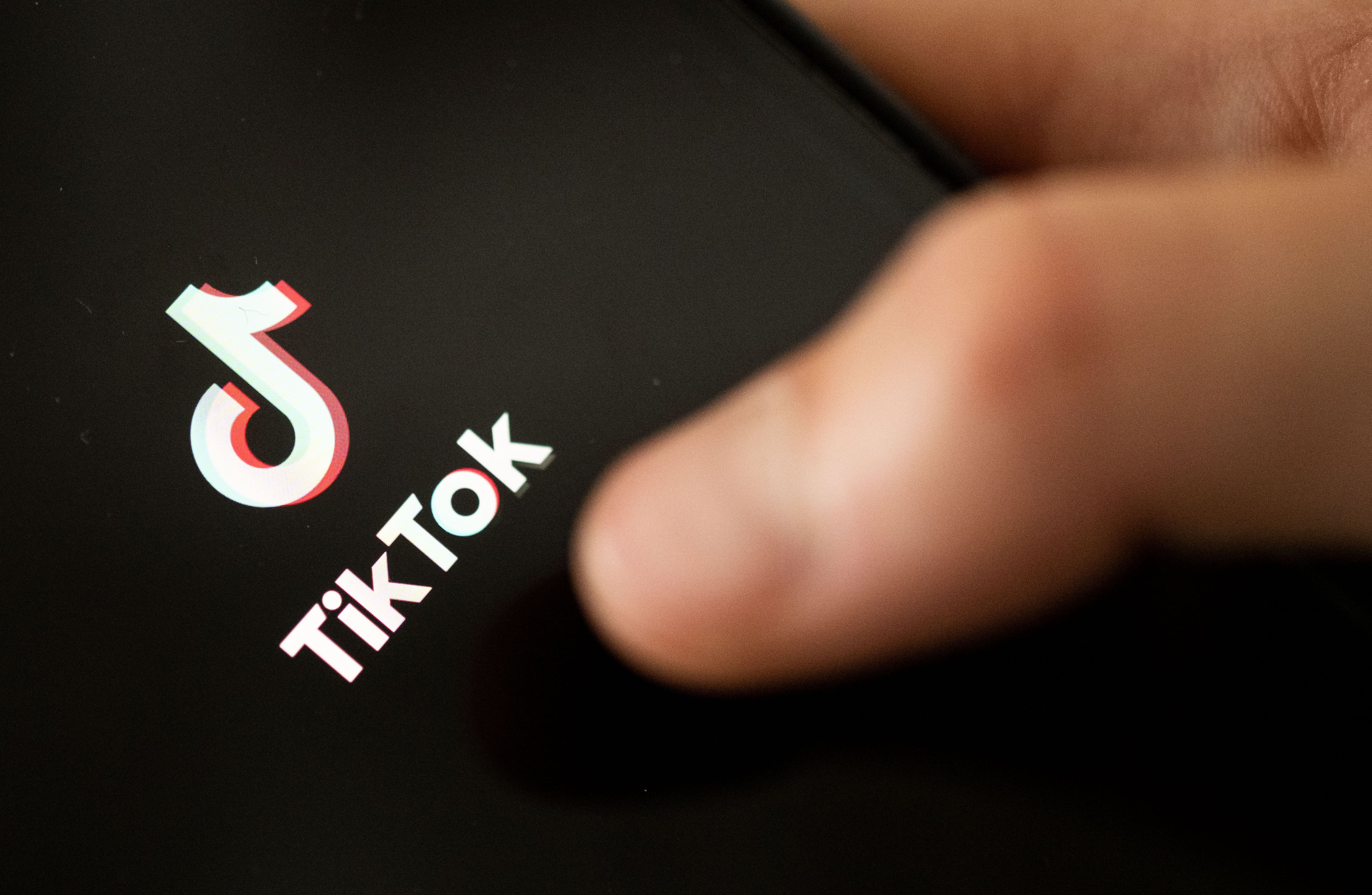 Una persona toca el logotipo de TikTok en un smartphone (Foto: Marijan Murat/DPA)