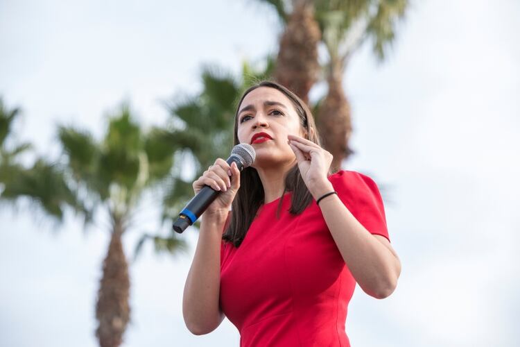Alexandria Ocasio-Cortez se opuso a este plan de rescate porque lo consideró insuficiente (REUTERS/Monica Almeida)