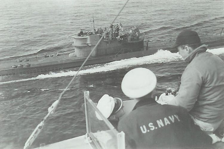 Operaciones confidenciales, cascos enterrados en la arena y sorprendentes testimonios sobre los submarinos nazis en la costa argentina Suubmarinos-nazis-U-234-rindi%C3%A9ndose.-Tripulantes-del-USS-Sutton-al-frente.
