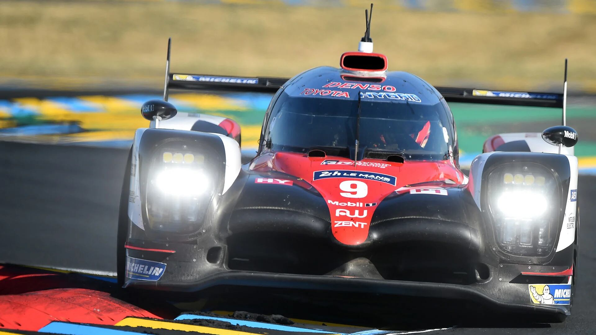 Jose María Lopez en su Toyota TS050 Hybrid N°9 durante las 24 horas de Le Mans (AFP)