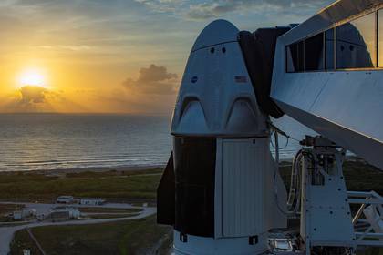 Fotografía cedida el pasado 24 de mayo por la empresa SpaceX en la que se registró la cápsula Dragon Crew acoplada en lo alto del cohete Falcon 9, que transportará a los astronautas Doug Hurley y Bob Behnken de la NASA, en la plataforma 39A del Centro Espacial Kennedy, en Cabo Cañaveral (Florida, EE.UU.). EFE/SpaceX