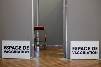  centro de vacunación contra la enfermedad del coronavirus en el ayuntamiento del distrito 17 en París (Reuters)