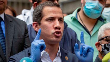 El presidente interino de Venezuela, Juan Guaidó (c). EFE/Rayner Peña/Archivo
