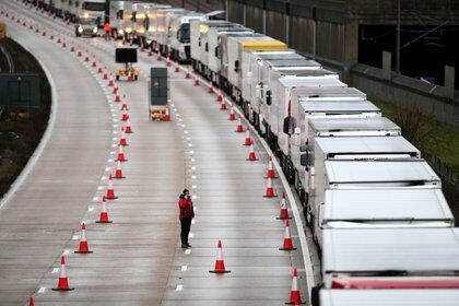 Camiones en cola en la autopista M20 (REUTERS/Peter Cziborra)