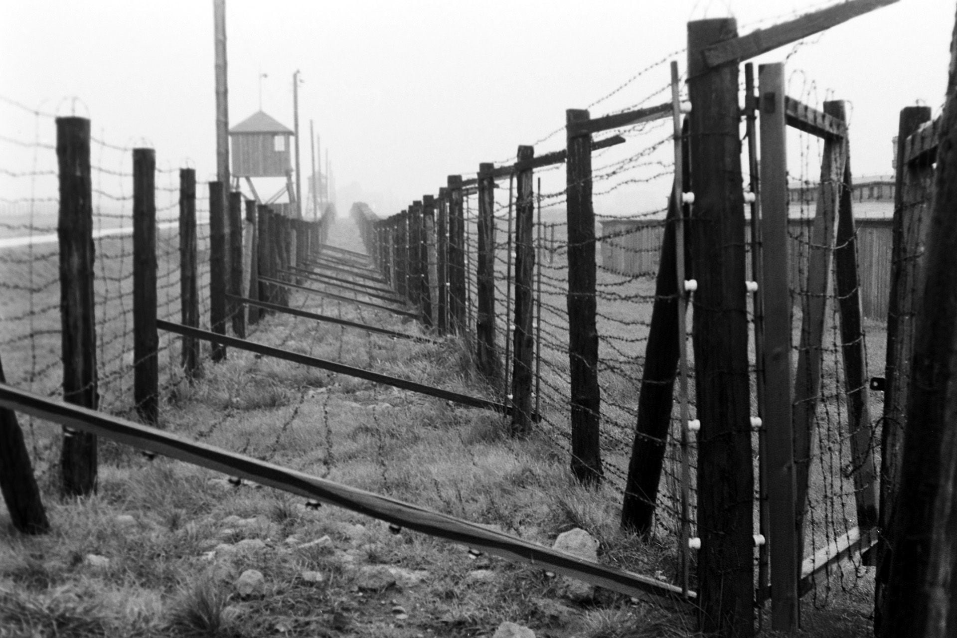 Vallas y torres de vigilancia en Majdanek, también conocido como Campo de Concentración de Lublin, Vovoideship de Lublin, 1967. (Foto de Erich Andres/United Archives vía Getty Images)