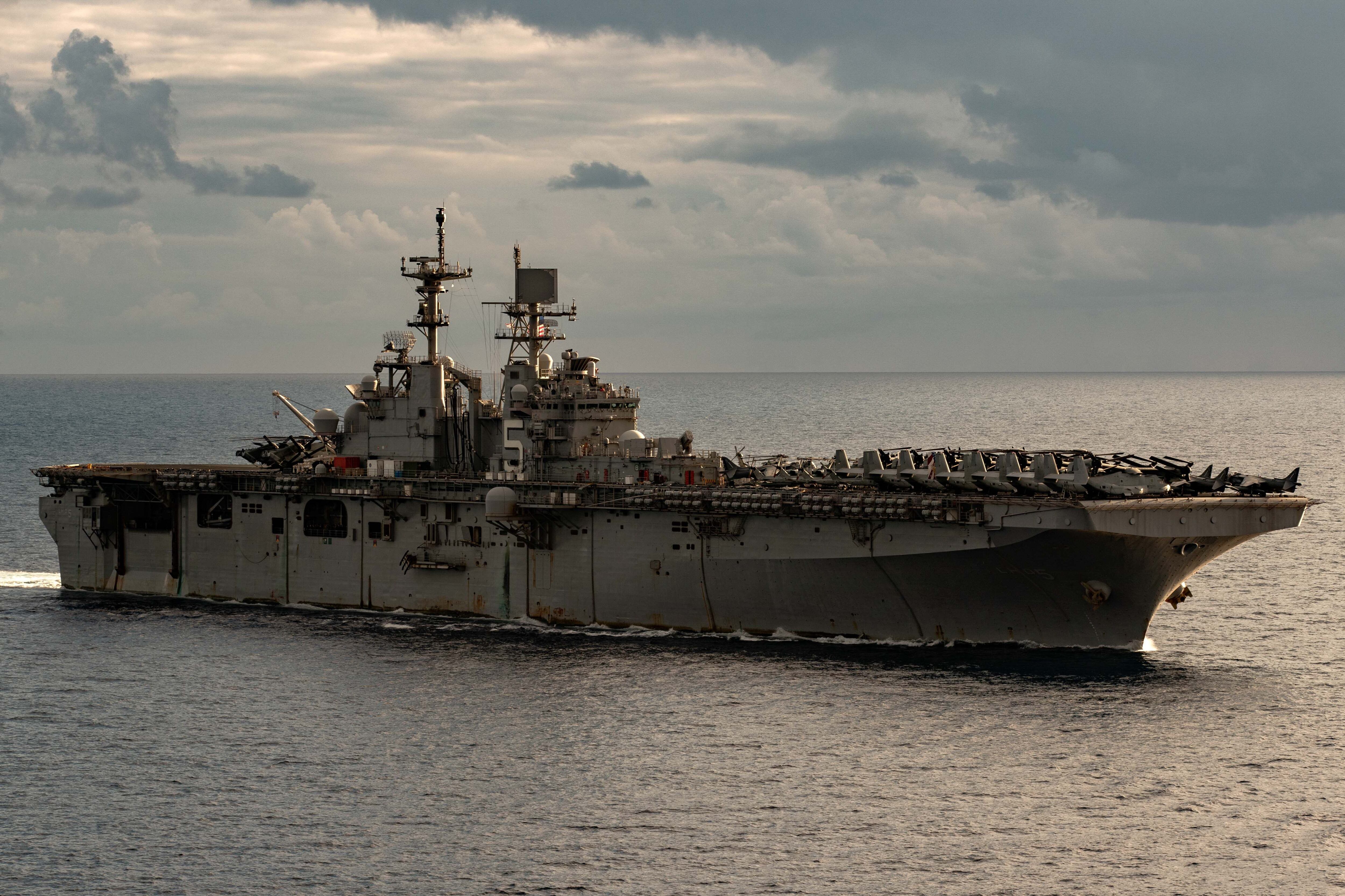 El buque de asalto anfibio USS Bataan, clase Wasp de la Marina de EEUU, realizando tareas de seguridad marítima en apoyo de la 'Operación Guardián de la Prosperidad'. Europa Press/Contacto/Mc2 Nolan Pennington/U.S. Na/Archivo