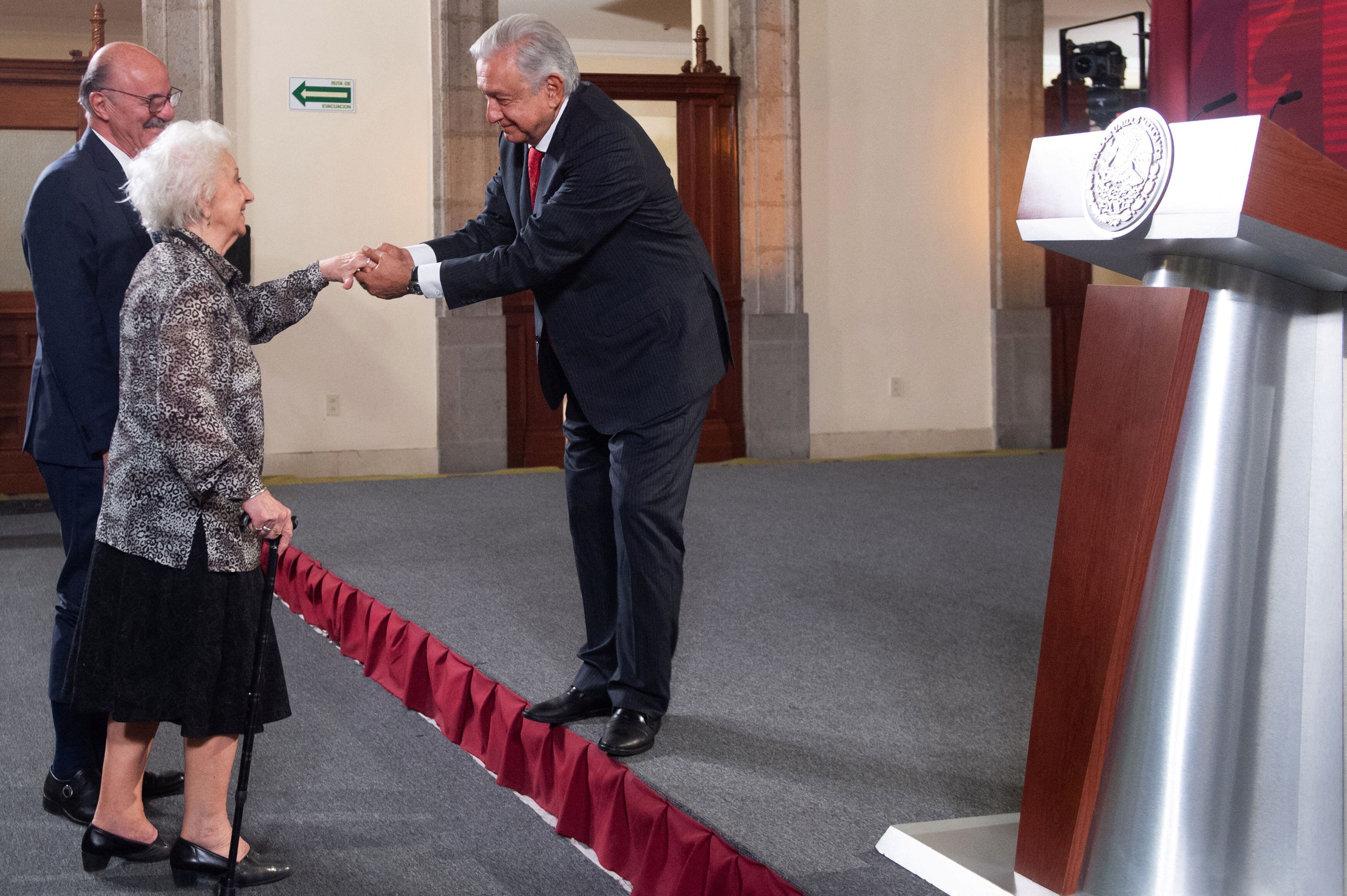 Estela de Carlotto es saludada por el presidente López Obrador durante su conferencia matutina (Foto: Reuters)
