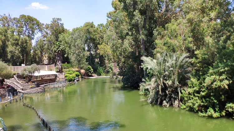 El río Jordán nace en el norte de Israel, en las estribaciones septentrionales del Monte Hermón, y fluye hasta el mar de Galilea (Shutterstock)