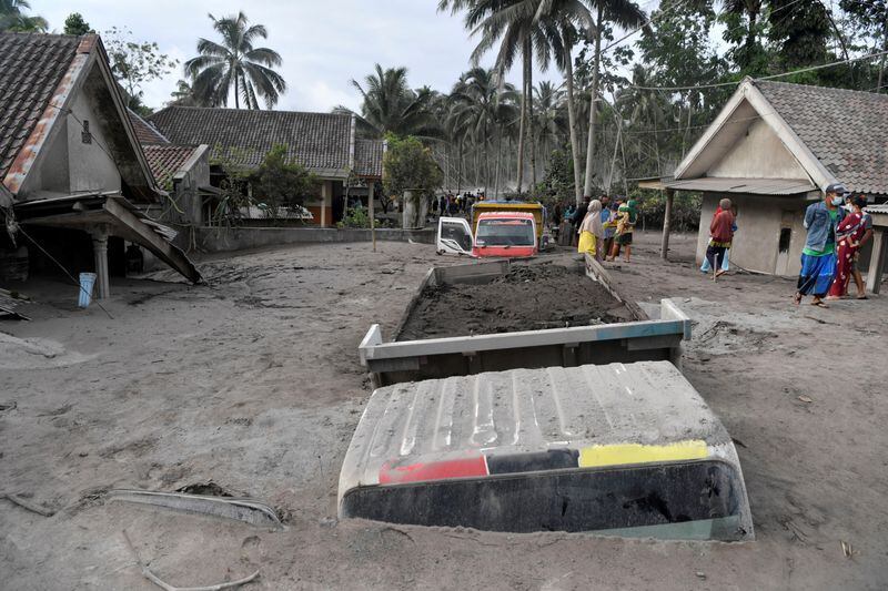 La ceniza expulsada por el volcán Semeru cubre casas y camiones en la aldea de Sumber Wuluh (Reuters)