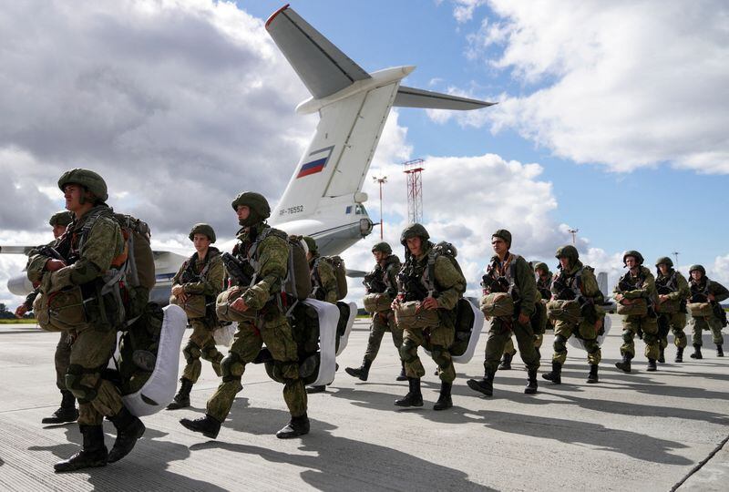 Paracaidistas rusos caminan por Bielorrusia