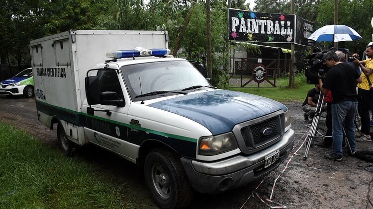 El cuerpo de Jaitt es trasladado por la divición de policía científica de la Policía Bonaerense (Foto: Nicolás Stulberg)